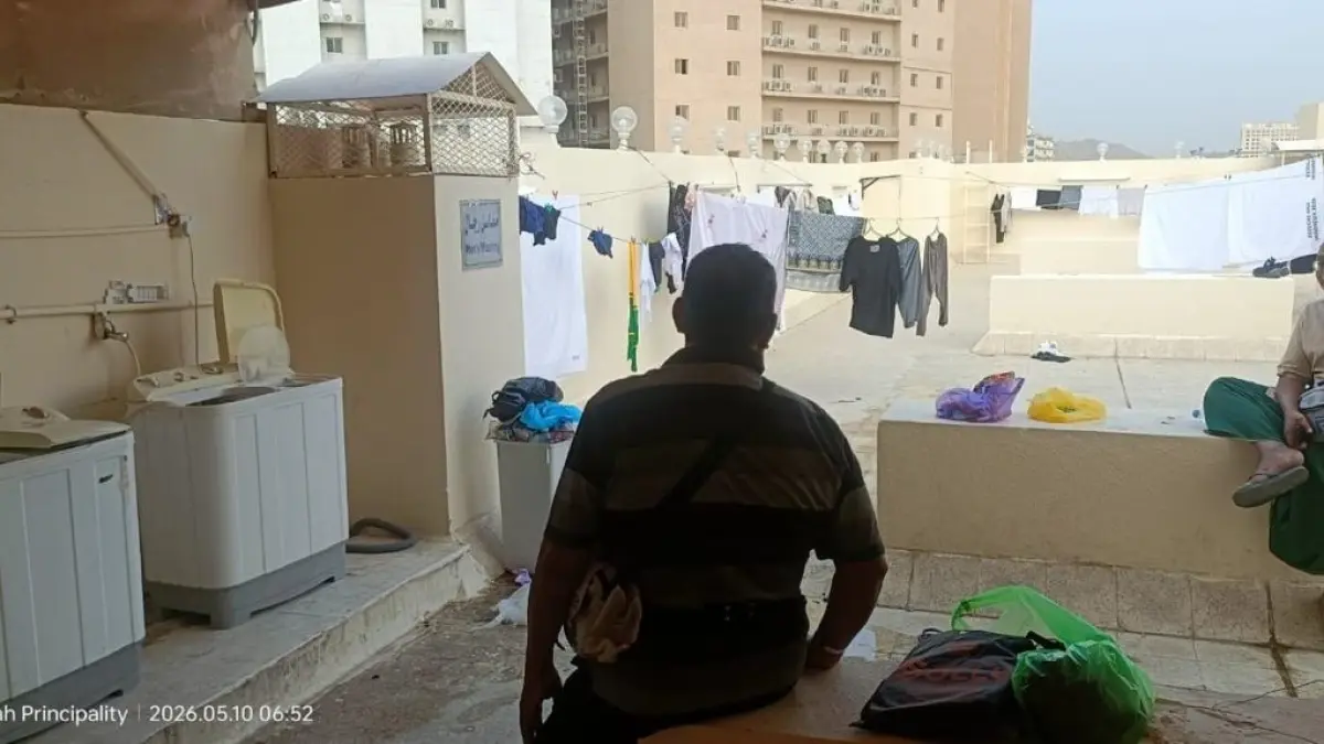 Sejumlah jemaah di rooftop area laki-laki Tayeb Hotel Makkah.&nbsp;(DWI SETIYAWAN/RADAR TUBAN)