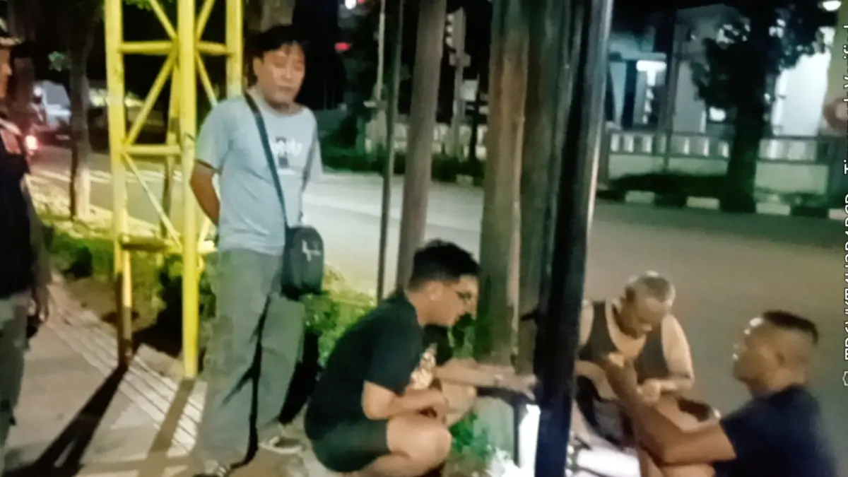 Tim gabungan dari Satpol PP Damkar, DLHP, dan DPUPR PRKP menindak tiang fiber optic yang tidak berizin di wilayah kota. (RADAR TUBAN)
