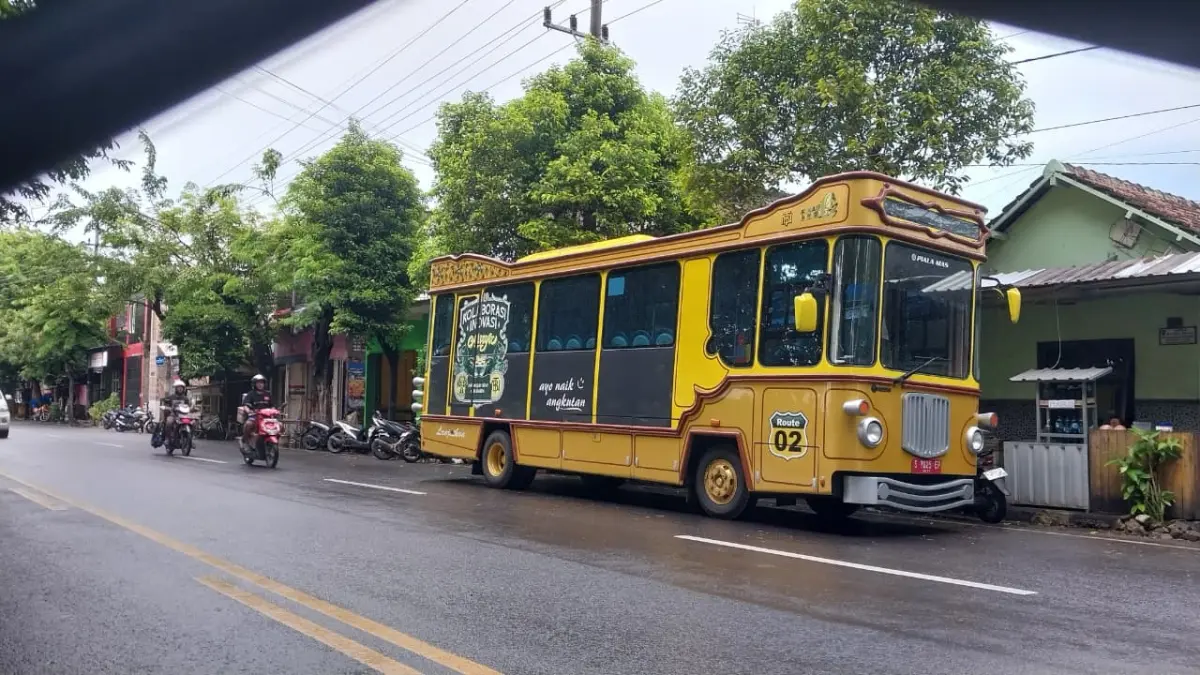 Bus Si Mas Ganteng parkir di Jalan Jendral Sudirman. Tahun ini, operasional kendaraan publik tersebut dalam tekanan fiskal akibat pemangkasan TKD dan kenaikan BBM yang ugal-ugalan.&nbsp;(RADAR TUBAN)
