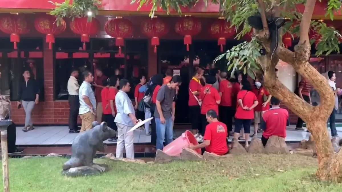 Sekelompok yang mengaku umat tampak berkumpul di depan ruang sekretariat dan CCTV TITD Kwan Sing Bio, Selasa (12/5) sore.&nbsp; (RADAR TUBAN)