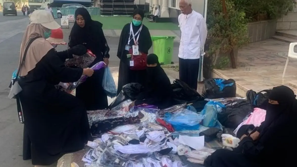Setiap pagi, sepanjang jalan pemondokan area Syisah sektor 1 bertebaran pedagang kaki lima yang berjualan kebutuhan dapur, pakaian, hingga pernak-pernik haji. (DWI SETIYAWAN/RADAR TUBAN)