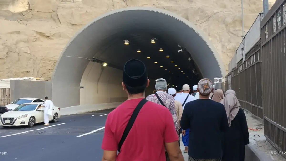 Tim survei menembus Terowongan Abdul Aziz sepanjang sekitar 1,5 km ketika berjalan menuju kawasan Jamarat pada Kamis (14/5) pagi.