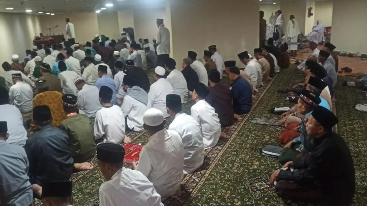 Musala Tayeb Hotel Tuban yang setiap harinya dipenuhi jemaah haji Tuban dari kloter 26, 29, dan 30. (DWI SETIYAWAN/RADAR TUBAN)