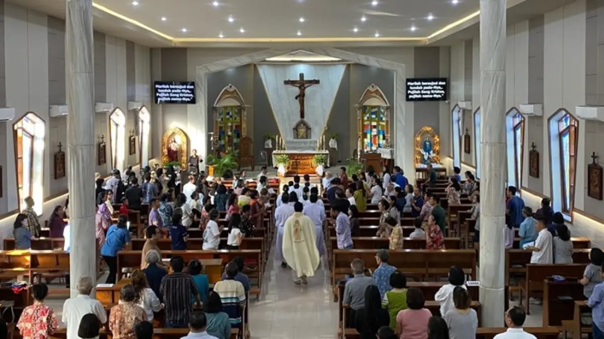 Ratusan umat katolik fokus memanjatkan doa dipimpin Pastor Paroki dalam perayaan Kenaikan Yesus Kristus, Kamis (14/5).&nbsp;(RADAR TUBAN)