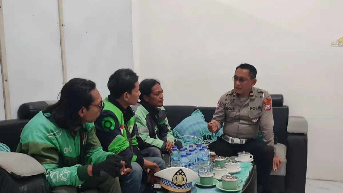 Komunitas Ojol Tuban mendatangi ruangan Unit Gakkum Satlantas Polres Tuban, kemarin (15/5). (ANDREYAN/ RADAR TUBAN)