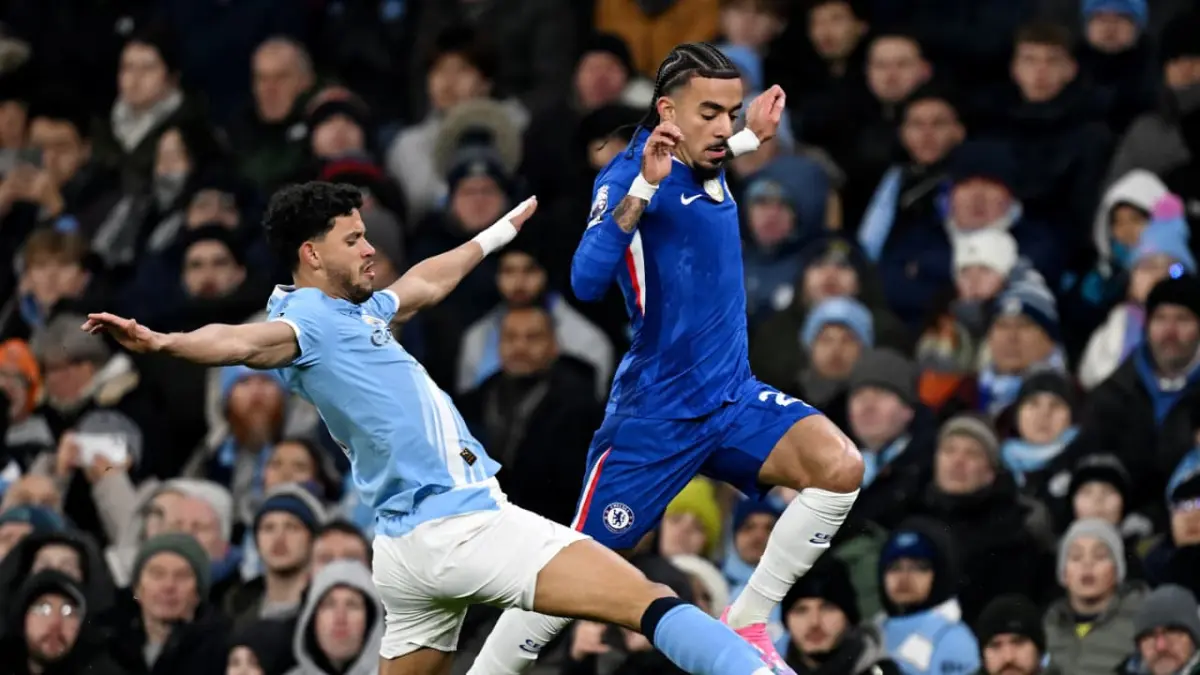 Pemain Chelsea, Malo Gusto, menggiring bola melewati hadangan pemain Manchester City. (chelseafc)