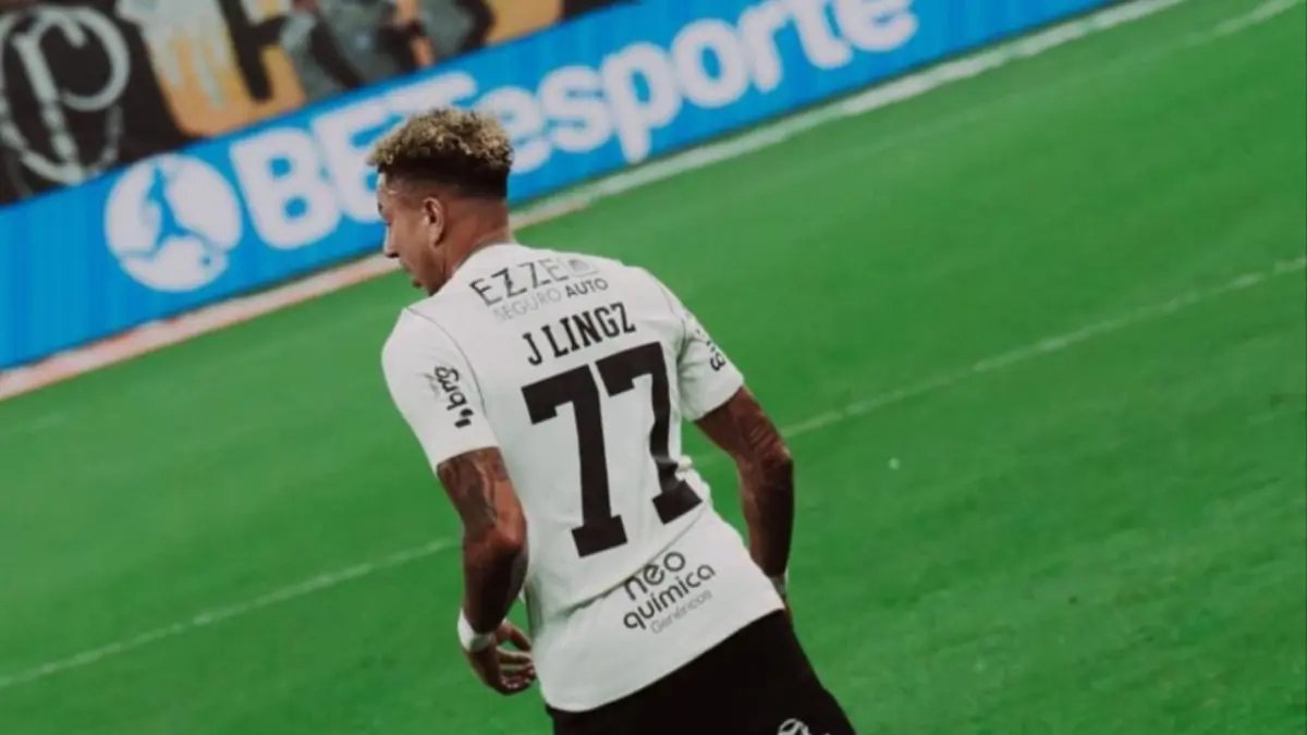 Tampak mama JLingz yang ada di Jersey Jesse Lingard. (Instagram/jesselingard)
