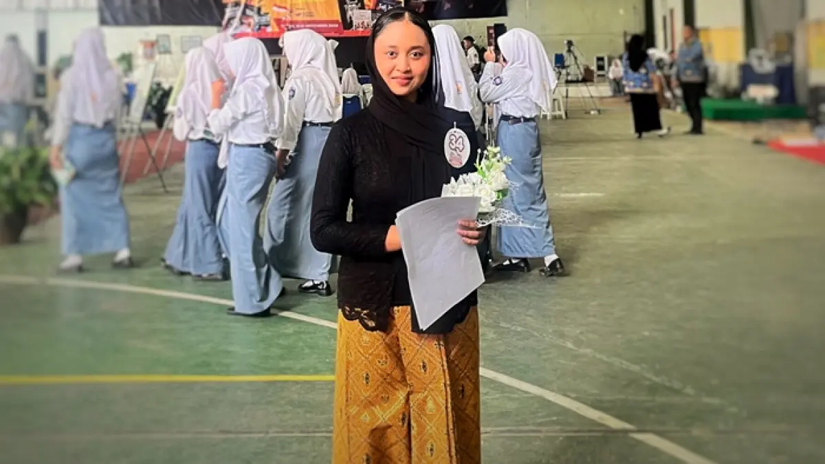 Heny Retno Putri, siswi SMKN 1 Tuban, menjadikan seni teater sebagai ruang mengekspresikan emosi sekaligus membangun rasa percaya diri. (RADAR TUBAN)
