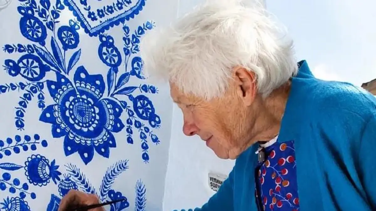 Ilustrasi seorang nenek melukis bunga biru. (Instagram @kindnessfact)