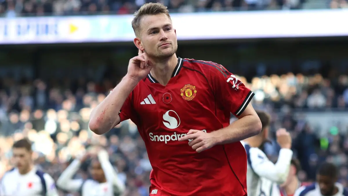 Pemain Manchester United, Matthijs De Ligt berselebrasi dalam sebuah pertandingan. (Sky Sports)