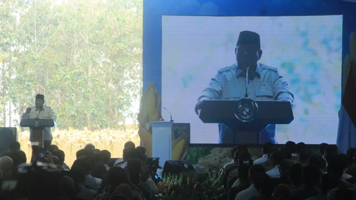 Presiden Prabowo Subianto berpidato dalam kegiatan panen raya jagung serentak kuartal II di Desa Tuwiri Wetan, Kecamatan Merakurak, kemarin (16/5). (ANDREYAN/RADAR TUBAN)