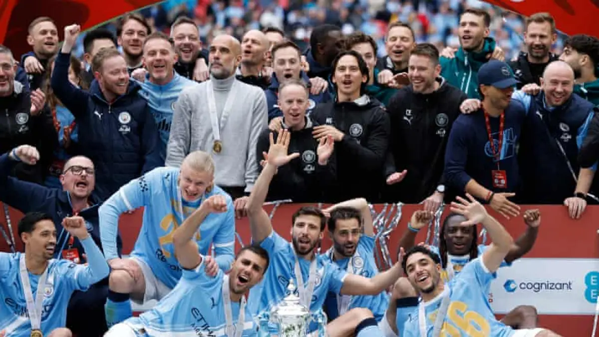 Punggawa Manchester City merayakan kemenangan di Final FA Cup 2026 Usai Tumbangkan Chelsea 1-0. (The Guardian)