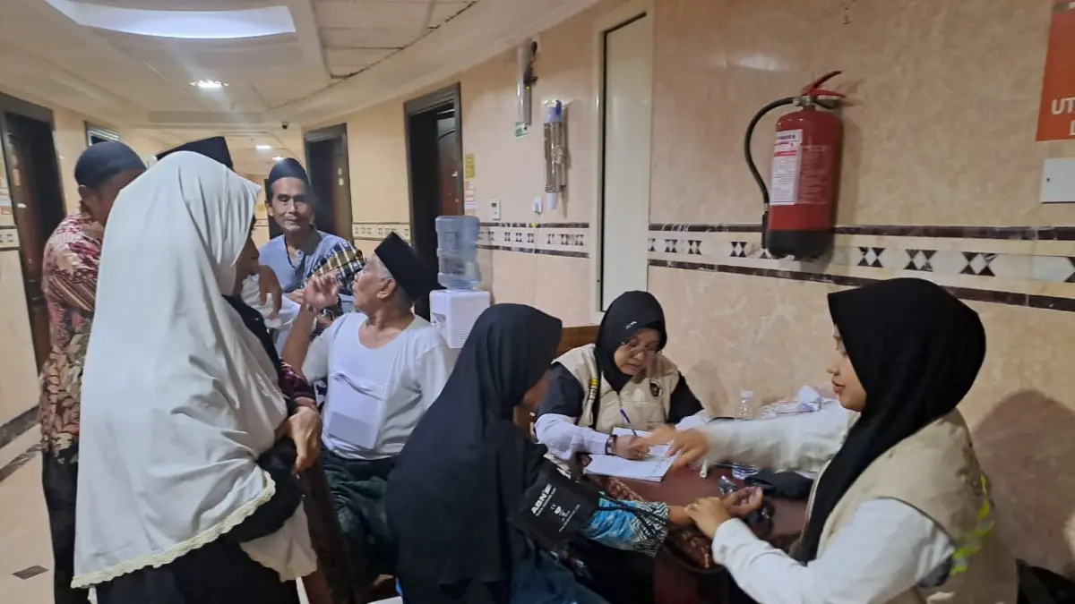Tim media dari kloter SUB 29 memeriksa kondisi kesehatan jemaah haji Tuban di Tayeb Hotel Makkah, pemondokannya. 