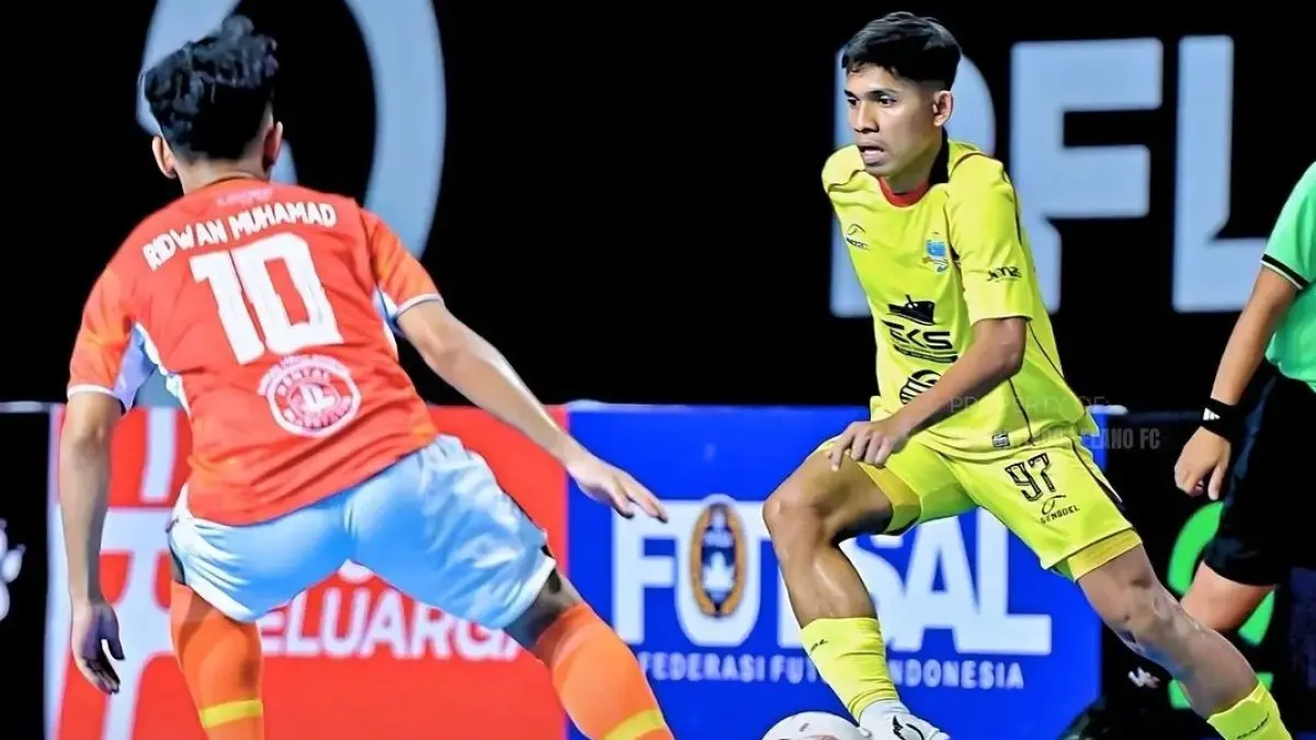 Aksi pemain tim futsal Elano FC ketika meladeni perlawanan sengit pemai tim futsal Mbak Adjeng di kompetisi PFL 2, Kamis (14/5). (ELANO FC UNTUK RADAR TUBAN)