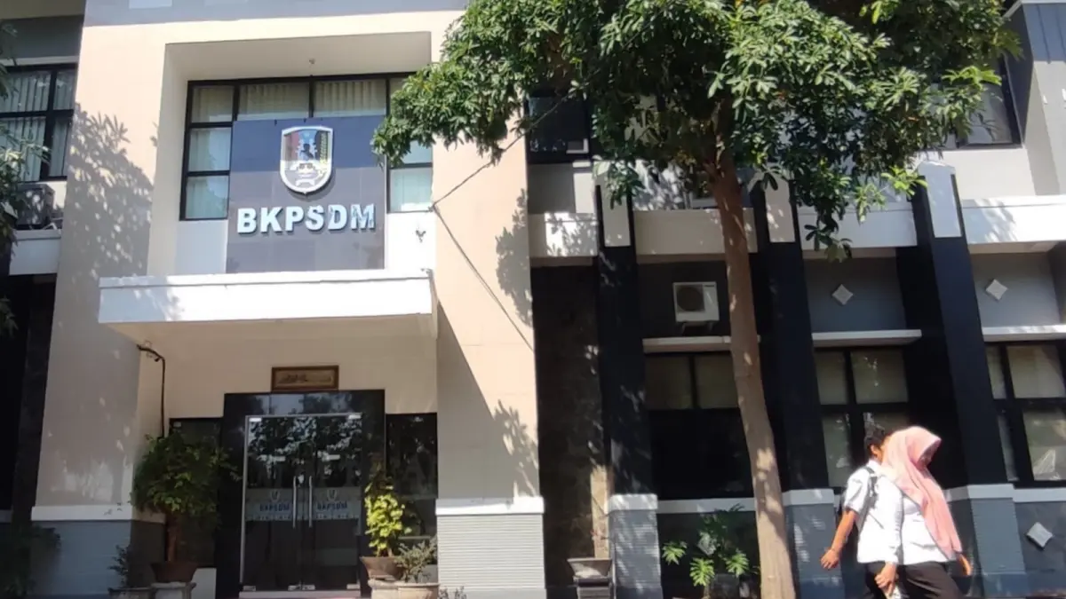 Gedung BKPSDM Tuban yang berlokasi di Jalan Patimura Nomor 23 Tuban. Hingga saat ini, BKPSDM belum memberikan sanksi terhadap ASN penganiaya pegawai SBPU di Parengan. (ANDREYAN/RADAR TUBAN)