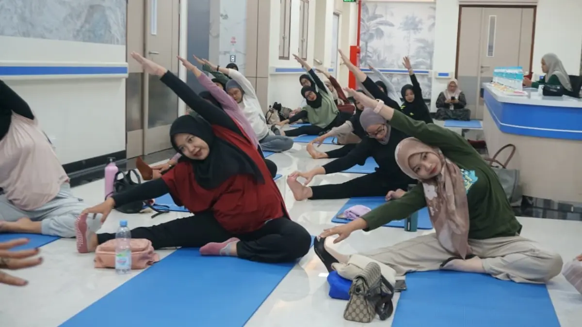 Ibu hamil peserta Muslimah Prenatal Yoga lakukan gerakan peregangan untuk melenturkan otot. (SHAFA DINA HAYUNING MENTARI/RADAR TUBAN)