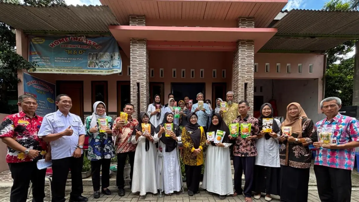 Ita Listiana, pelaku UMKM difabel asal Magetan, sukses membawa keripik tempe H&G menembus pasar internasional. (Dok. Istimewa)