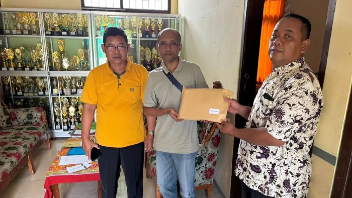 Pendistribusian Lomba Literasi Numerasi Radar Tuban dan Disdik Tuban di Grabagan. (YUDHA SATRIA ADITAMA/RADAR TUBAN)