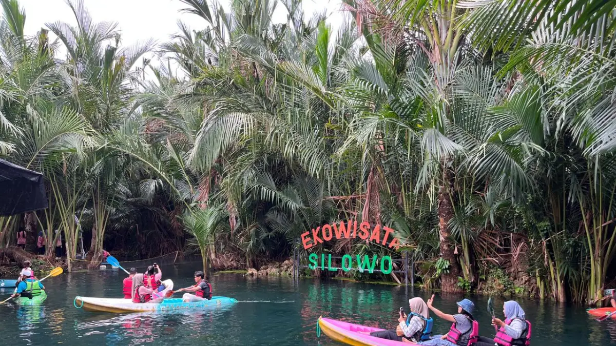 Pengunjung di destinasi wisata Silowo, Kecamatan Merakurak tampak ramai dan menikmati wisata kano. (SHAFA DINA HAYUNING MENTARI/ RADAR TUBAN)