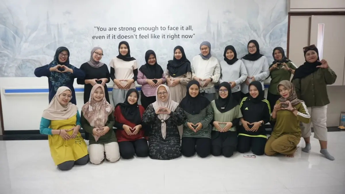 Ratna Ernawati (tengah bawah) bersama dengan para peserta Muslimah Prenatal Yoga pasca kegiatan, kemarin (17/5). (SHAFA DINA HAYUNING MENTARI/ RADAR TUBAN)