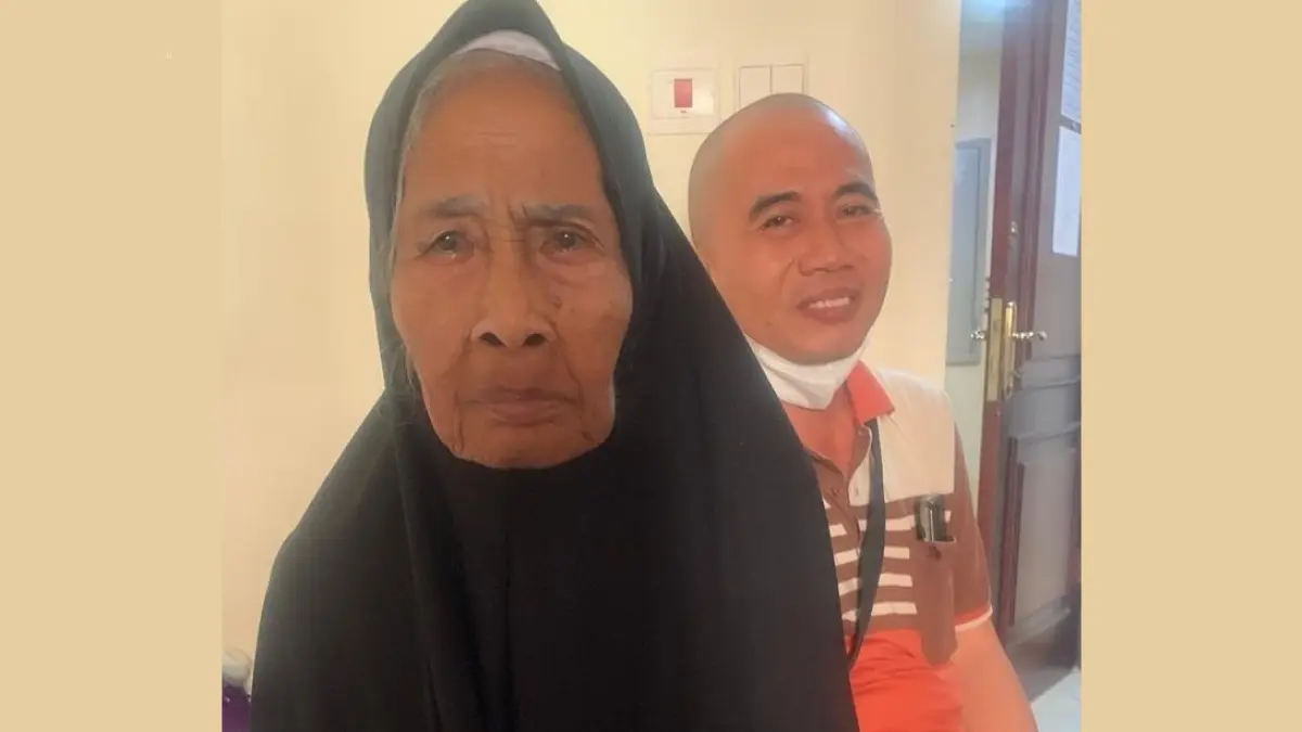 Suminah, ditemani jemaah haji se-kloternya ketika diwawancarai Jawa Pos Radar Tuban di kamarnya, Tayeb Hotel Makkah. (DWI SETIYAWAN/RADAR TUBAN)