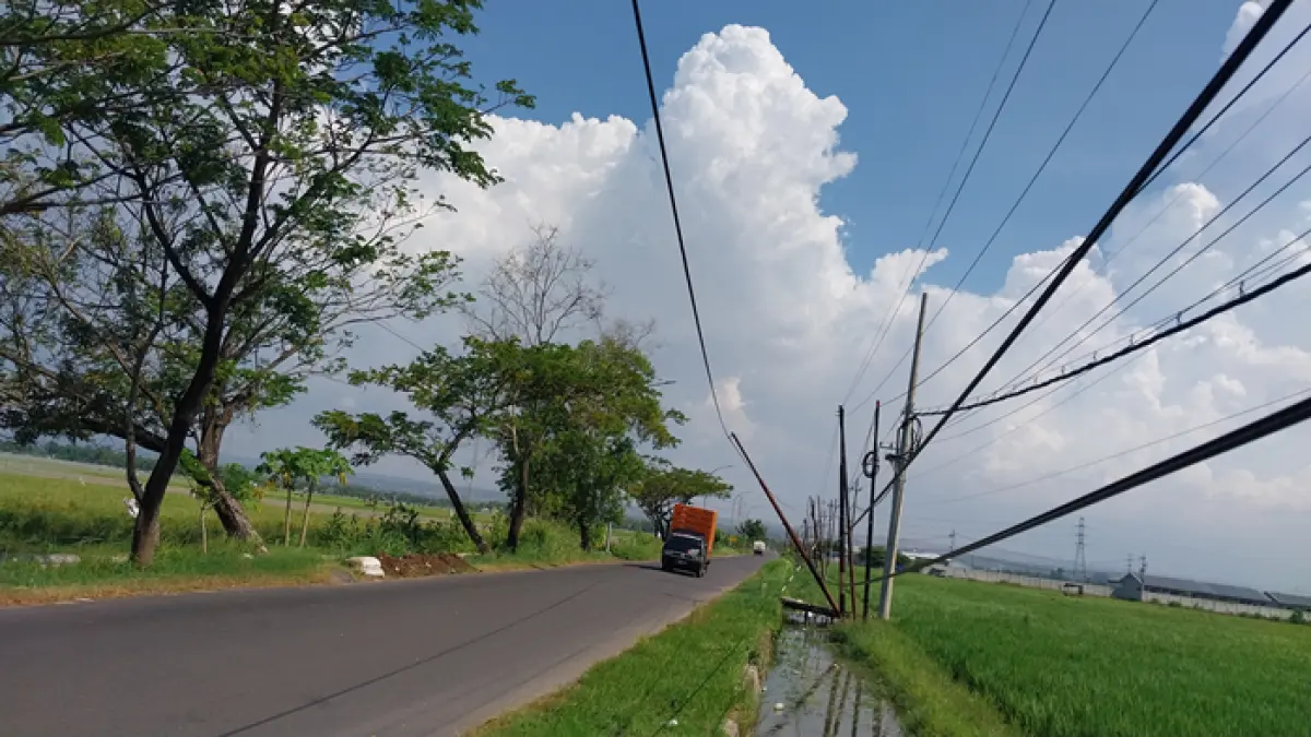 Kabel internet bergelantungan di sejumlah titik di Tuban masih dibiarkan lantaran pemerintah daerah belum memiliki aturan khusus penertiban. (M. MAHFUDZ MUNTAHA/RADAR TUBAN)