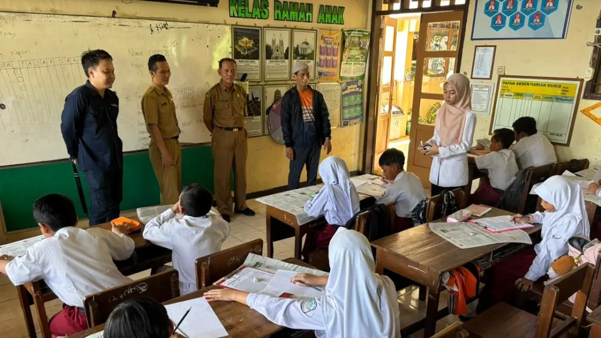 Kabid Pengelolaan Pendidikan SD Disdik Tuban Mokhamad Nurdin saat meninjau jalannya kegiatan Lomba Literasi Numerasi 2026 di SDN Kebonsari I, kemarin (18/5). (ANDREYAN/RADAR TUBAN)