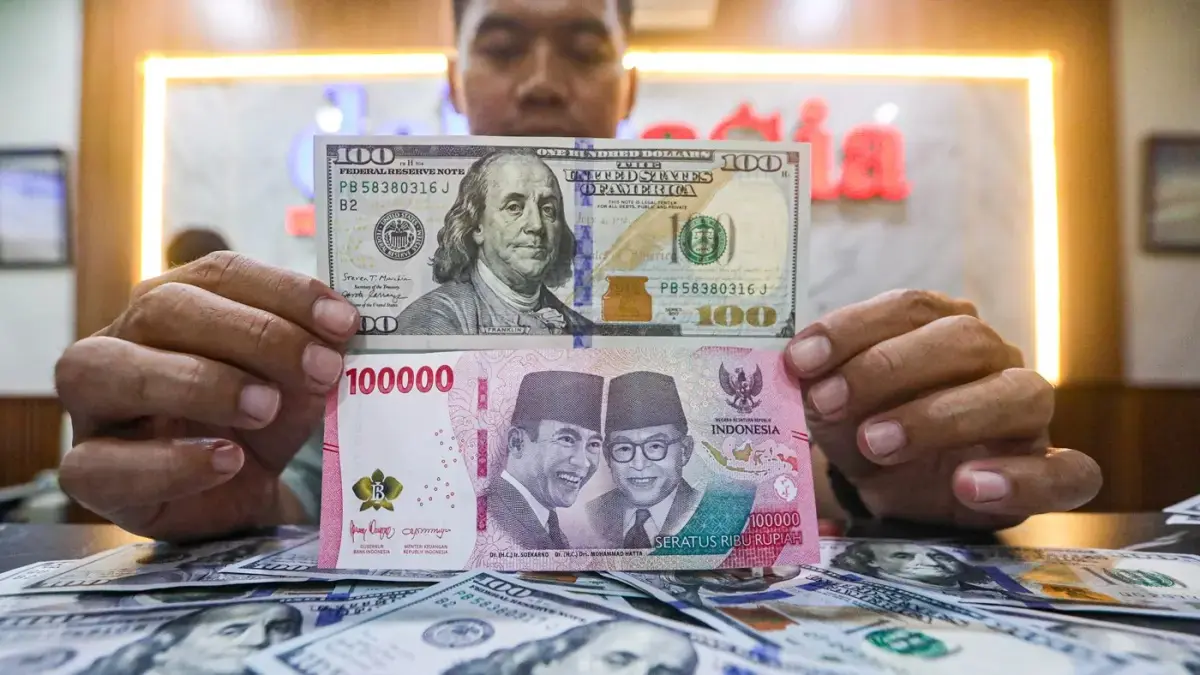 Karyawan menghitung uang pecahan rupiah dan dolar Amerika Serikat (AS). (Salman Toyibi/Jawa Pos)