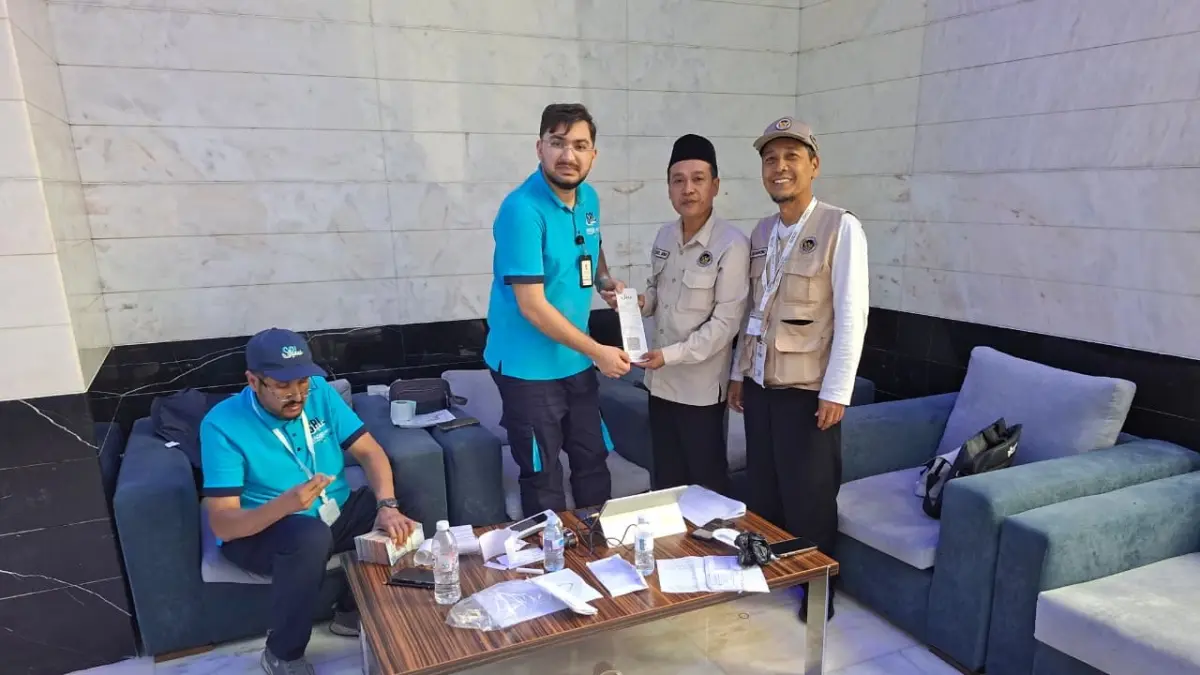 Ketua Kloter 28 membayarkan dam kepada pihak Adahi setelah denda dikumpulkan menjadi satu. (KEMENHAJ TUBAN)