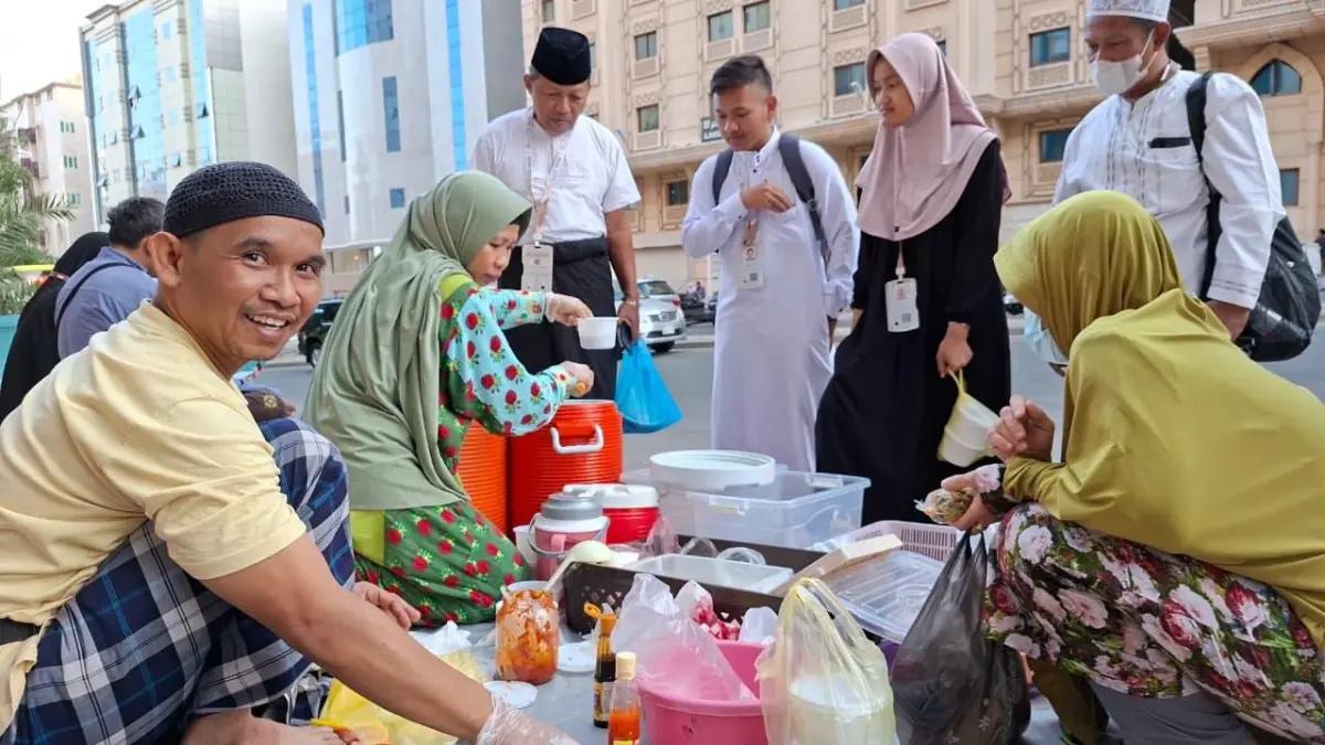 Taufik bersama istrinya melayani pembeli bakso dan bubur kacang ijo di atas trotoar kawasan sektor 1 Syisah.&nbsp;(DWI SETIYAWAN/RADAR TUBAN)