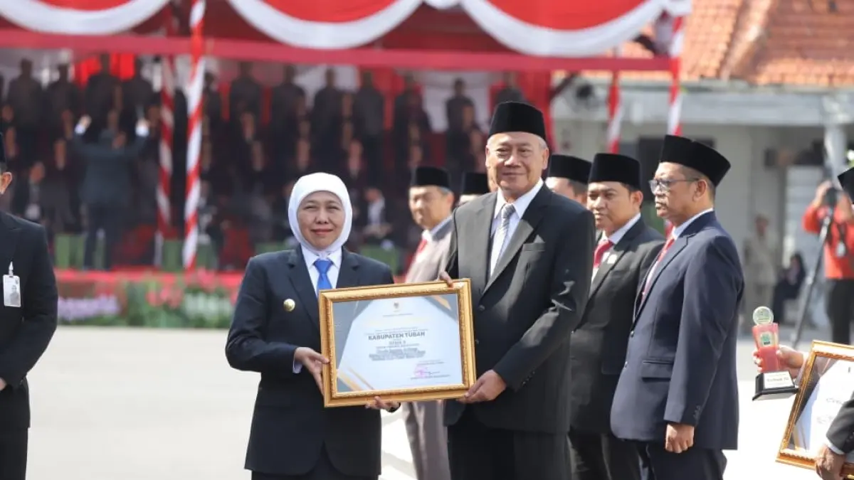 Mewakili Bupati Aditya Halindra Faridzky, Wakil Bupati Joko Sarwono menerima penghargaan pengelolaan JDIH Terbaik IV dari Gubernur Jawa Timur Khofifah Indar Parawansa kemarin (20/5). (DISKOMINFO SP UNTUK RADAR TUBAN)
