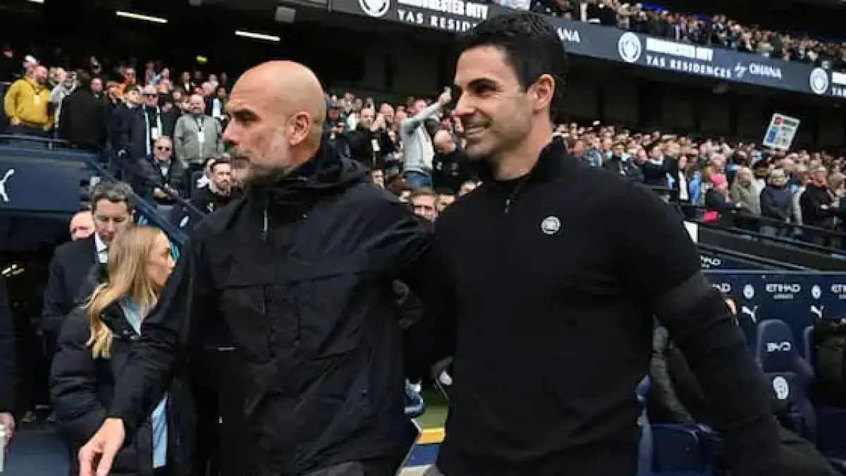 Pep Guardiola dan Mikel Arteta Berjalan Bersama Usai Laga yang Mempertemukan Manchester City Versus Arsenal. ( One Football)
