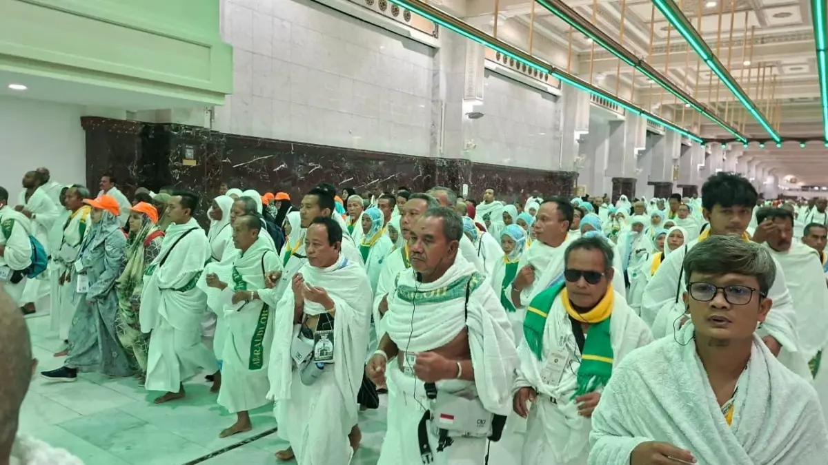 Perjalanan sai jemaah haji Tuban yang tergabung di kloter SUB 29 diikuti sejumlah jemaah haji dari negara lain pada Rabu (20/5) pagi. (DWI SETIYAWAN/RADAR TUBAN)