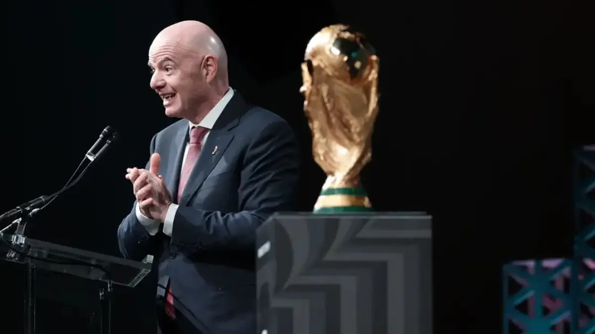 Presiden FIFA, Gianni Infantino, saat menghadiri acara peluncuran merek resmi Piala Dunia FIFA 2026™ (Official Brand Launch) yang diadakan di Griffith Observatory. (Getty Images)