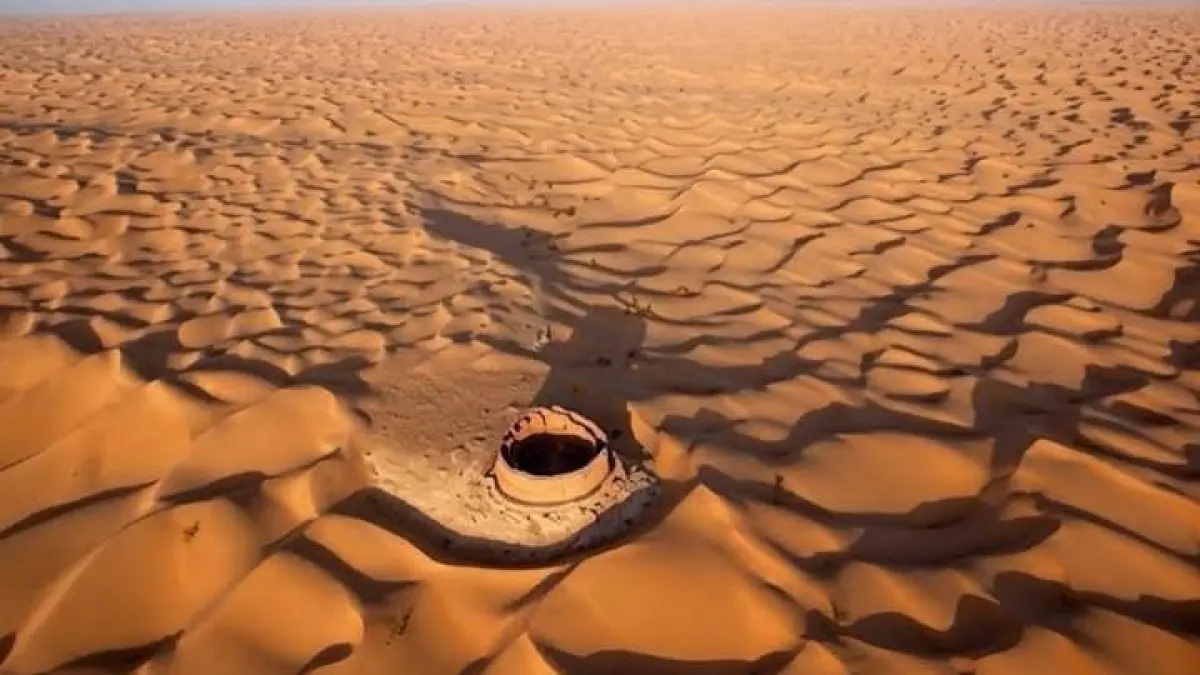 Ilustrasi Ksar Draa, benteng melingkar di gurun Sahara Aljazair. (Instagram @pitravelers_idn)