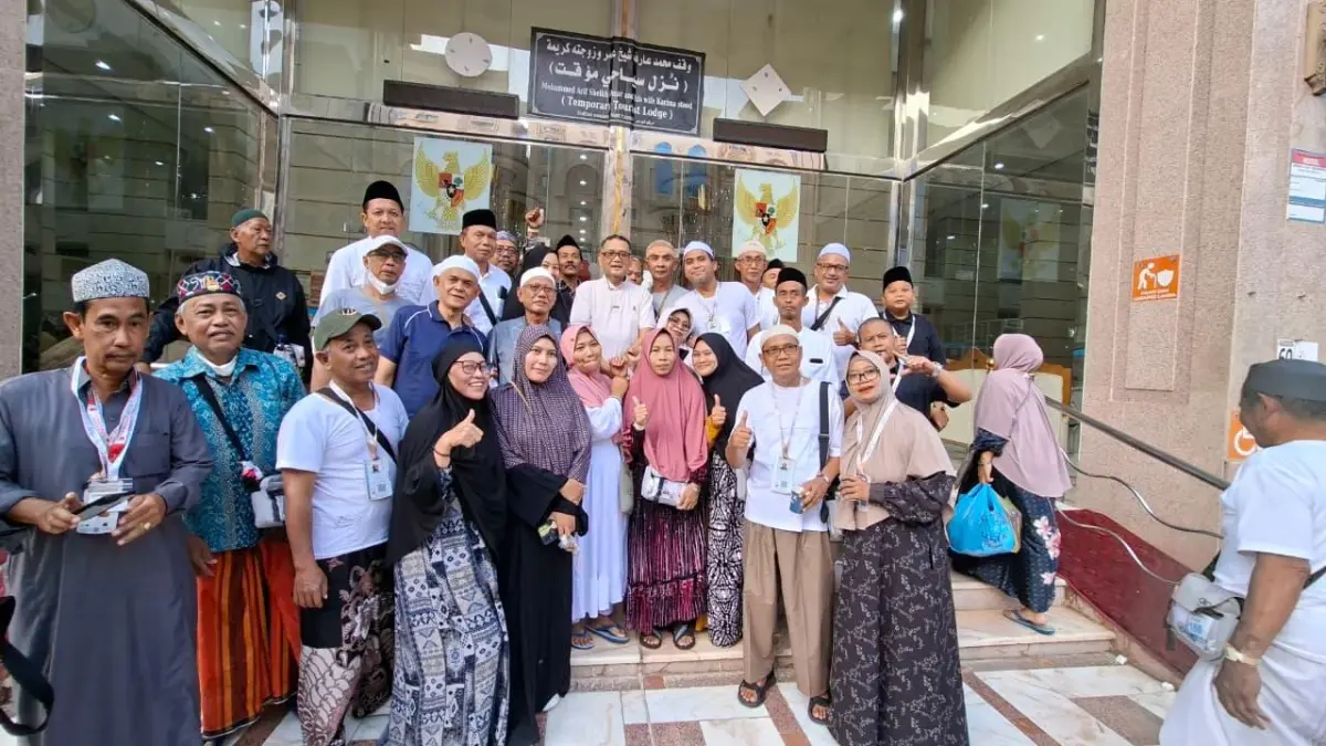 Menteri Haji dan Umrah, KH Mochamad Irfan Yusuf foto bersama jemaah haji Tuban di Tayeb Hotel Makkah, Kamis (21/5) pagi. (DWI SETIYAWAN/RADAR TUBAN)