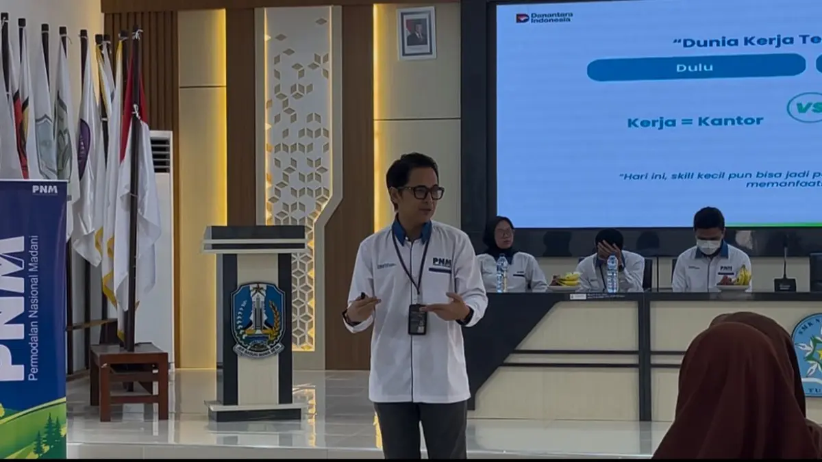 Program PNM Mengajar hadir di SMKN 2 Tuban memberikan wawasan kewirausahaan, kesehatan mental, dan keberlanjutan bagi siswa SMK. (RADAR TUBAN)