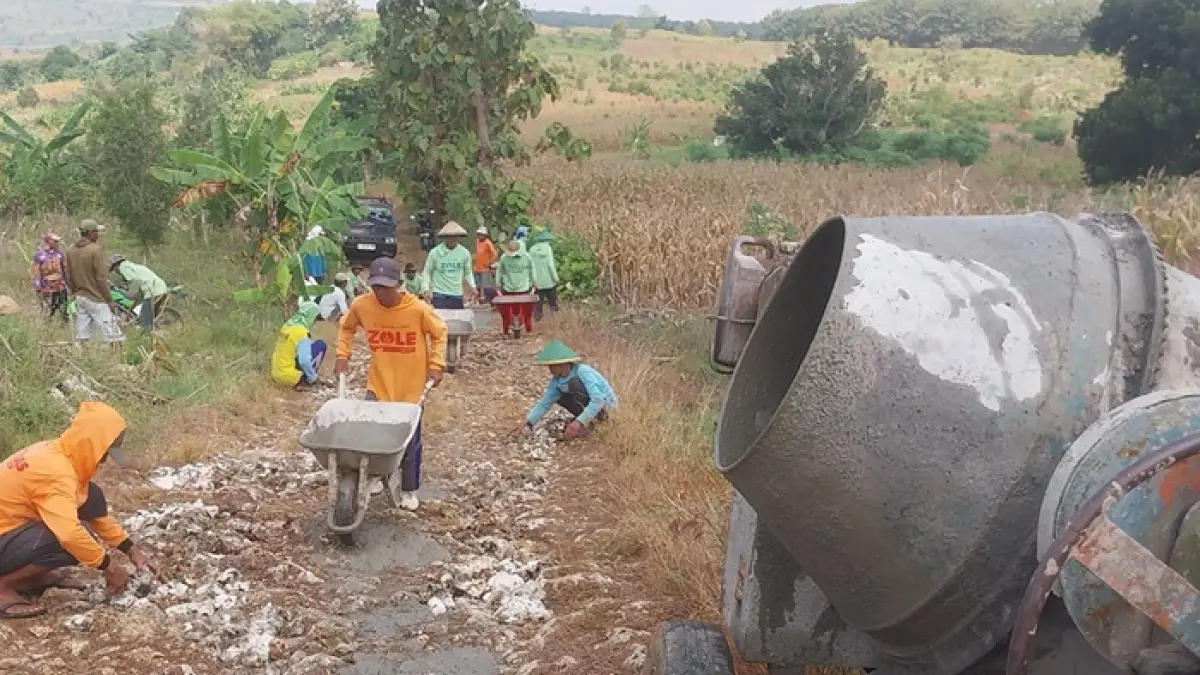 Sejumlah petani persil dari Desa Bektiharjo dan Desa Prunggahan Kulon, Kecamatan Semanding memperbaiki jalan lahan secara mandiri, karena kondisinya yang semakin sulit dilintasi. (M. MAHFUDZ MUNTAHA/RADAR TUBAN)