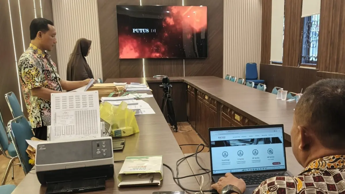 Staf Bidang Pengelolaan Pendidikan SD Dinas Pendidikan Tuban tengah melaksanakan tahap pemindaian lembar jawaban untuk mendapatkan peserta terbaik, kemarin (21/5). (SHAFA DINA HAYUNING MENTARI/RADAR TUBAN)