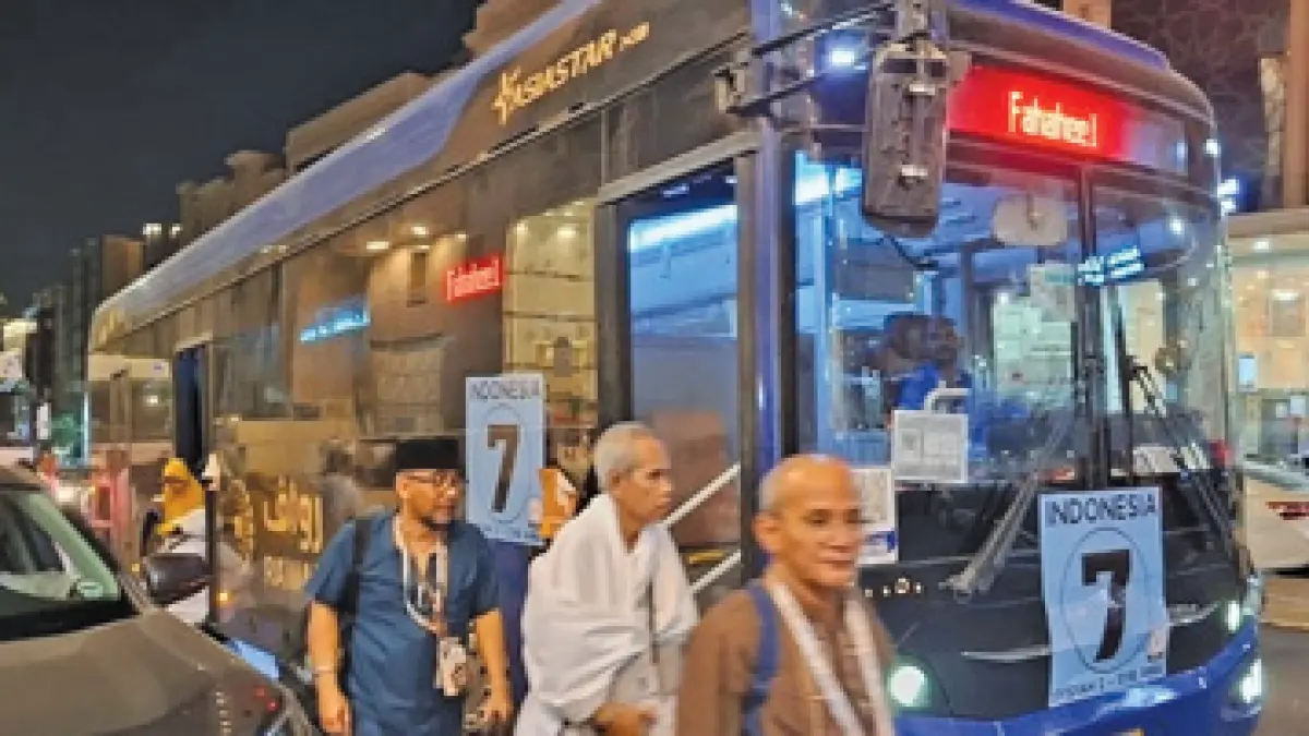 Bus shalawat nomor 7 yang melayani mobilitas jemaah haji Tuban di kawasan Syisah dari pemondokan ke Masjidilharam. (DWI SETIYAWAN/ RADAR TUBAN)