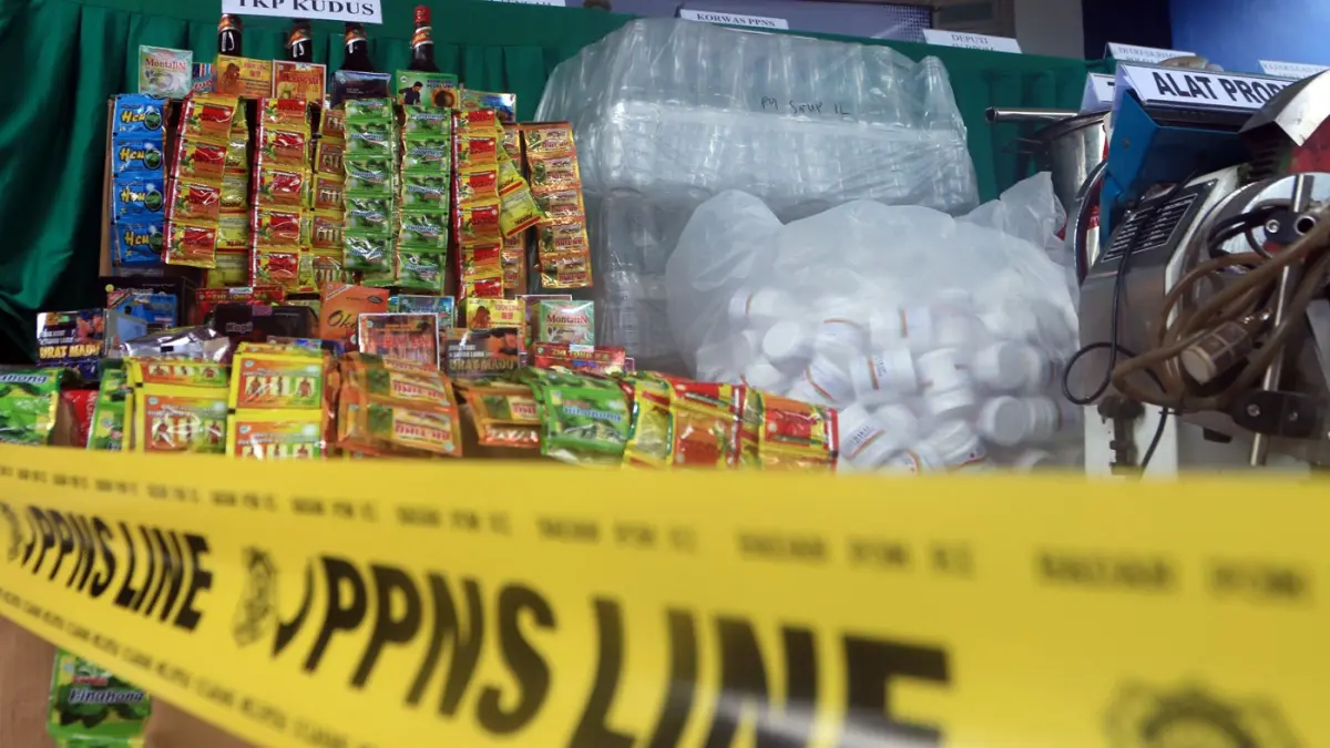 Ilustrasi Petugas menata barang bukti obat herbal ilegal saat rilis kasus pengungkapan pabrik obat herbal ilegal. (Dok. Jawapos.com)