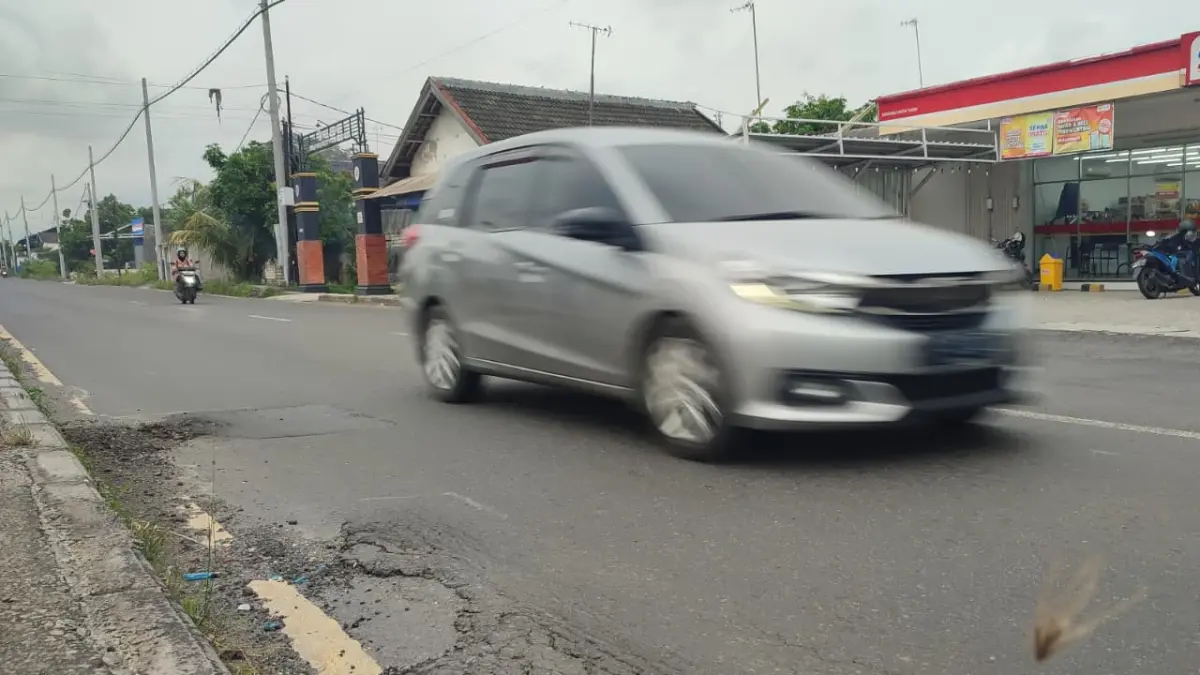  Kondisi titik jalan di JLS yang mengalami kerusakan parah. (ANDREYAN/RADAR TUBAN)