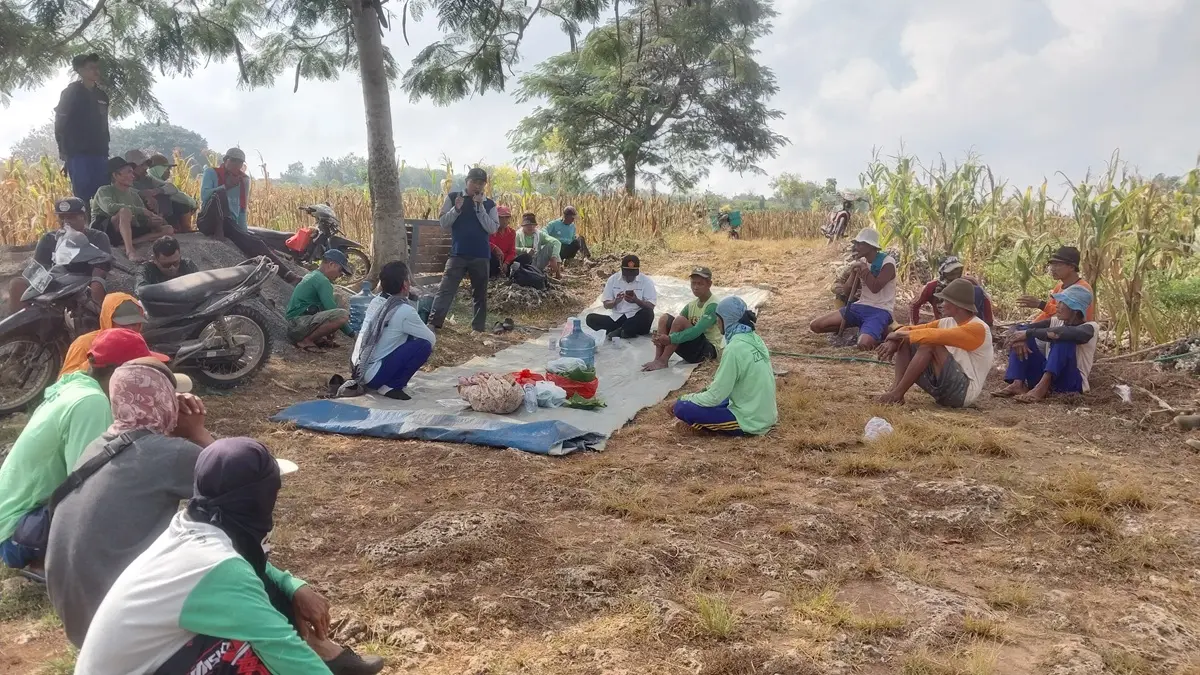 Petani di Dusun Bogor dan Dusun Secang, Desa Bektiharjo serta Dusun Tlogopule, Desa Prunggahan Kulon, Kecamatan Semanding bertemu sinder untuk meminta kejelasan serta keringanan. (M. MAHFUDZ MUNTAHA/RADAR TUBAN)
