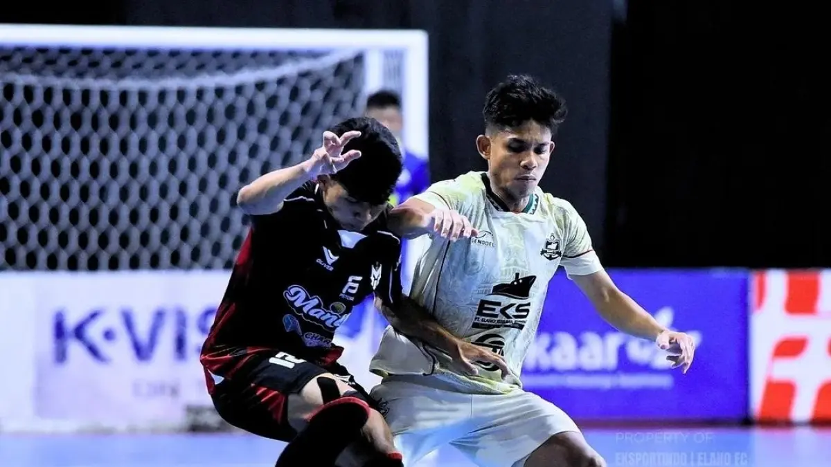 Aksi pemain Elano FC Tuban ketika berlaga melawan Maestro FC pada kompetisi PFL 2 di GOR Bung Karno Sukoharjo, Kamis (21/5). (ELANO FC UNTUK RADAR TUBAN)