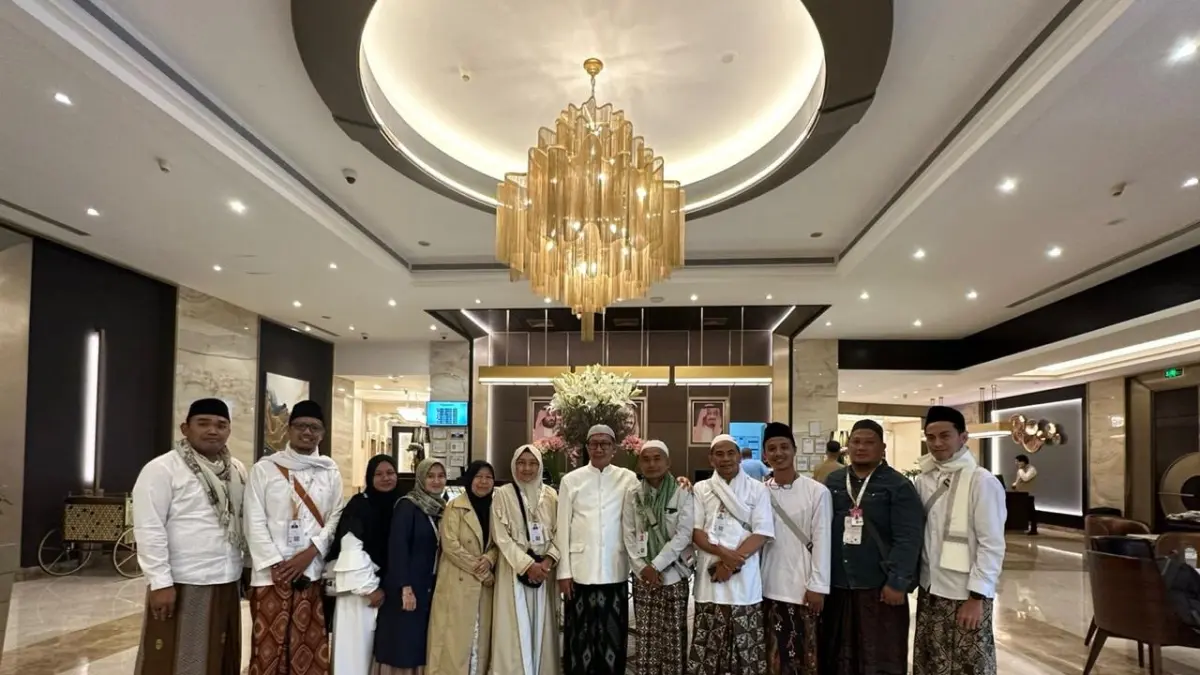 Mantan Bupati Tuban KH Fathul Huda bersama istri yang baru tiba di Makkah dan menginap di Al Marwa Rayhaan Hotel Grand Zam Zam Tower bersilaturahmi dengan sejumlah jemaah haji Tuban, Jumat (22/5). (DOKUMENTASI DWI SETIYAWAN/RADAR TUBAN)