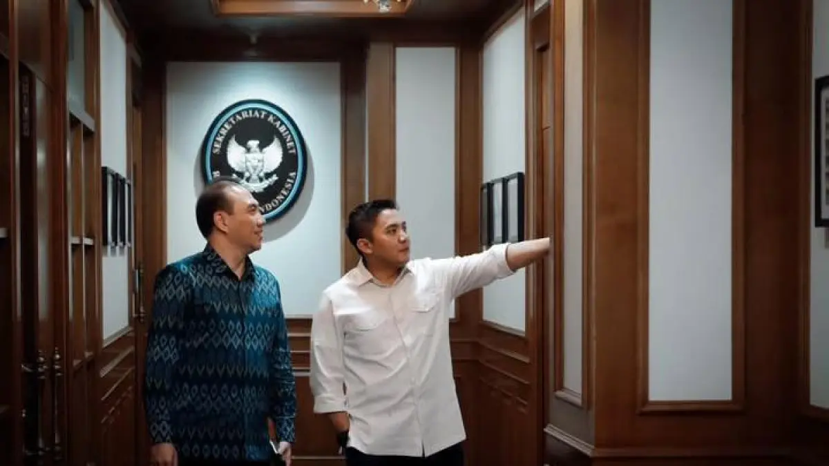Seskab Teddy, menerima kedatangan dari CEO GoTo, Hans Patuwo di kantor sekretariat kabinet. (Instagram/sekretariat.kabinet)