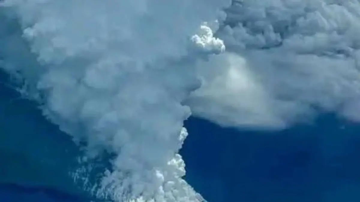 Ilustrasi gunung api titan ridge erupsi. (Instagram @infogempadunia)