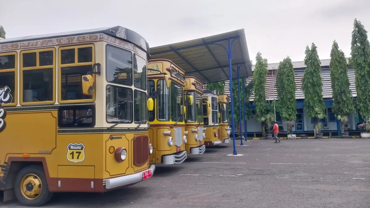 Pemandangan bus Si Mas Ganteng yang terparkir di halaman kantor DLHP di Jalan Teuku Umar. Mulai tahun ini, angkutan gratis pelajar ini mulai disewakan untuk umum. (RADAR TUBAN)