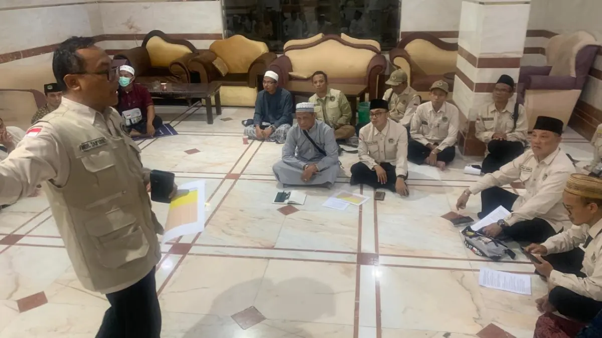 Petugas Sektor 1 Syisah yang membawahi hotel yang ditempati jemaah haji Tuban memberi arahan kepada petugas kloter dan ketua rombongan di Tayeb Hotel Makkah, Sabtu (23/5) malam. (DWI SETIYAWAN/RADAR TUBAN)