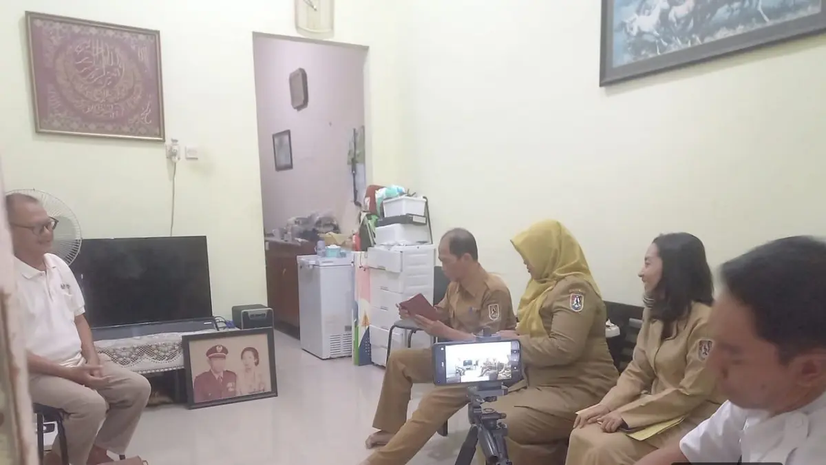 Tim Dispersip Kabupaten Tuban saat ke rumah anak dari mantan ketua DRPRGR untuk menelusuri arsip yang belum dimiliki. (RADAR TUBAN)